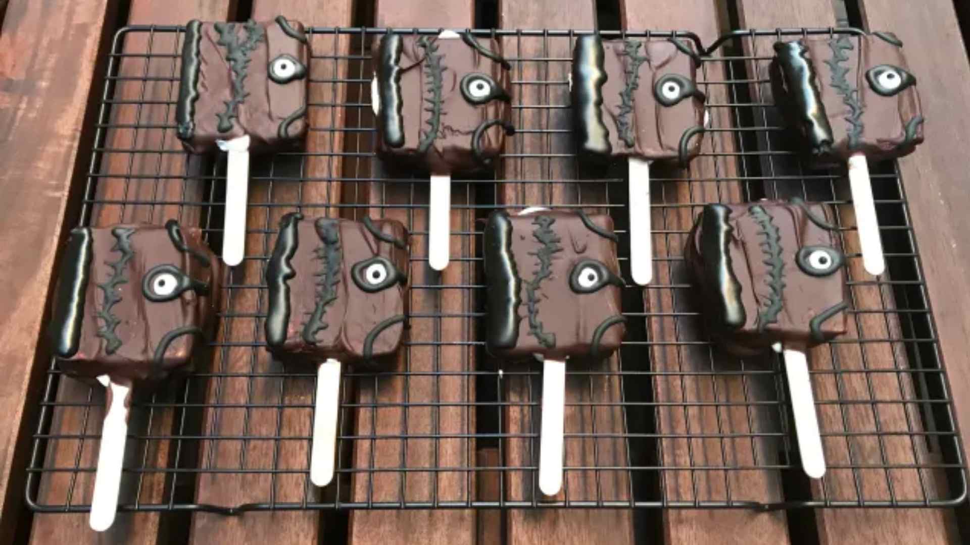 Hocus Pocus S’mores Pops .jpg
